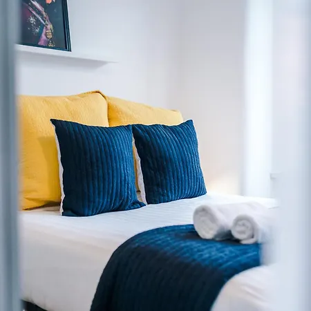 Barton House - Sleeping 10 Ferienhaus