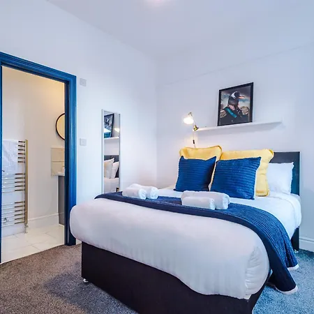 Barton House - Sleeping 10 *