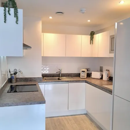 5mins Jd Gym Supermarket Retail M60 Centre Salford Queys Media מנצ'סטר