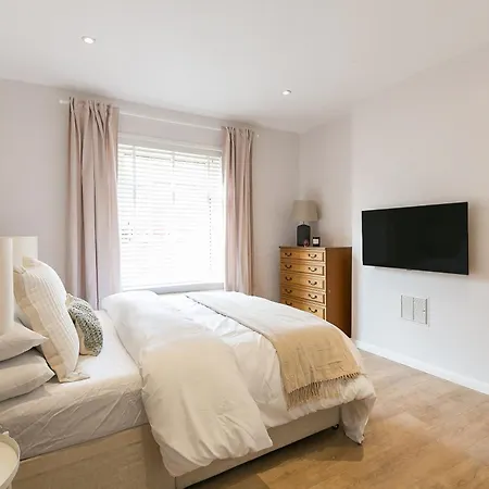 Spacious 4 Bedroom - Sleeps 8 Holiday home *