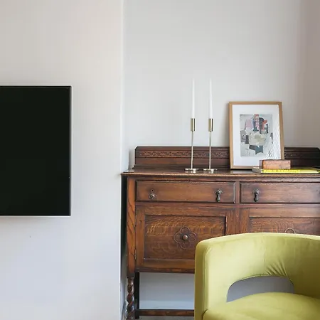 Spacious 4 Bedroom - Sleeps 8 * Manchester