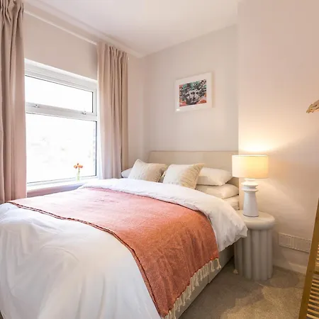 Spacious 4 Bedroom - Sleeps 8 *