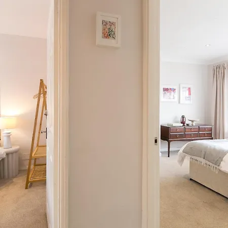 Spacious 4 Bedroom - Sleeps 8 Holiday home