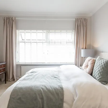 Spacious 4 Bedroom - Sleeps 8 *