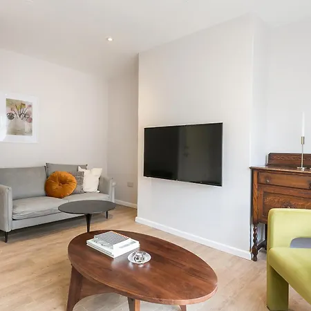 Spacious 4 Bedroom - Sleeps 8 * Manchester