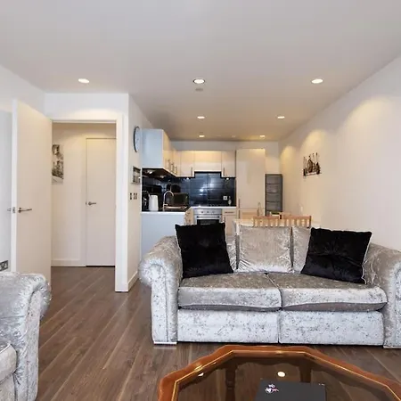 Modern Mediacity 2bed Apartment, Amazing Views, Smart Tvs