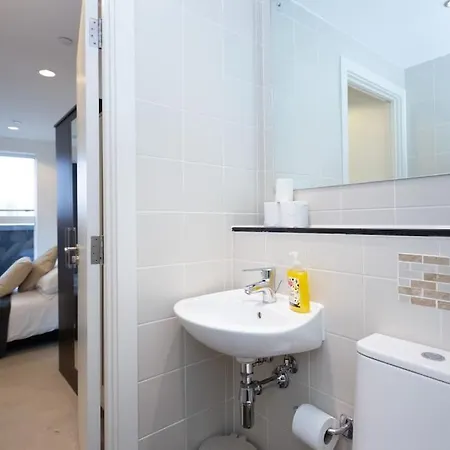 Modern Mediacity 2bed Apartment, Amazing Views, Smart Tvs * Manchester