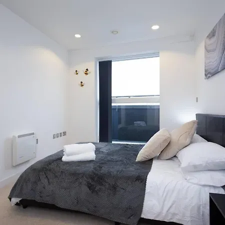 Modern Mediacity 2bed Apartment, Amazing Views, Smart Tvs