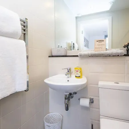 Stylish Mediacity 2bed, Sleeps 6, Amazing Views מנצ'סטר