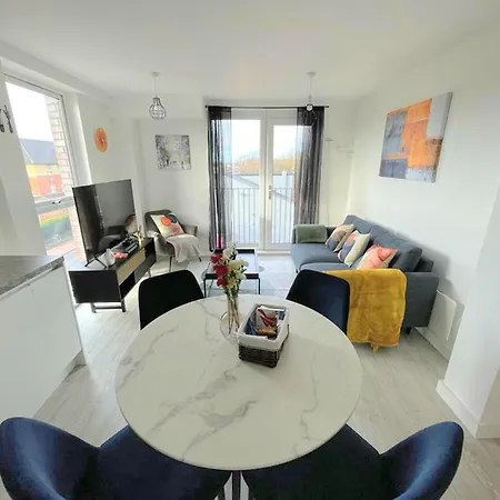 1B-Steps To Uni&Stadium- Wi-Fi Netflix Breakfast