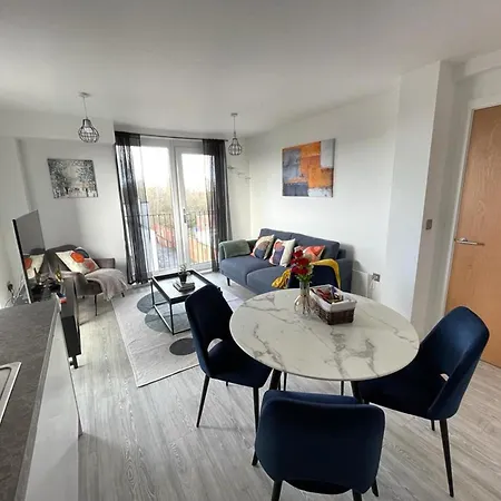 1B-Steps To Uni&Stadium- Wi-Fi Netflix Breakfast Appartement *