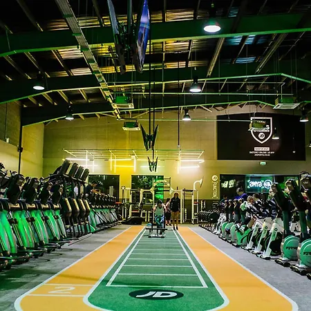 1B-Steps To Uni&Stadium- Wi-Fi Netflix Breakfast *