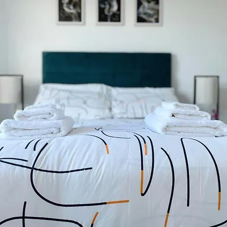 1B-Steps To Uni&Stadium- Wi-Fi Netflix Breakfast Appartement *