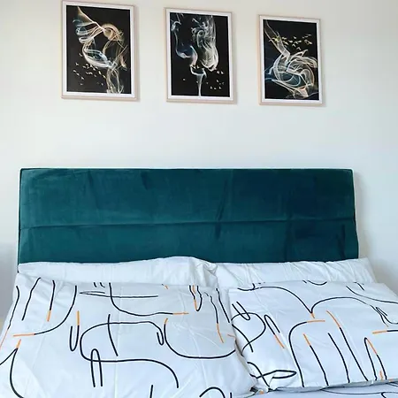 1B-Steps To Uni&Stadium- Wi-Fi Netflix Breakfast Manchester