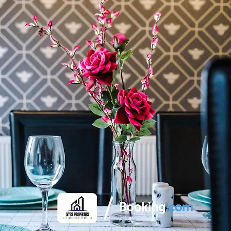 3 Bedroom House By Nyos Short Lets & Serviced With Parking * Manchester