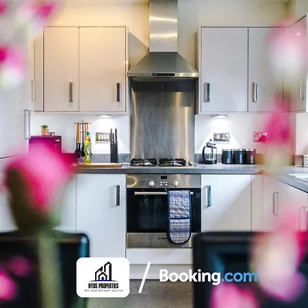 3 Bedroom House By Nyos Short Lets & Serviced With Parking