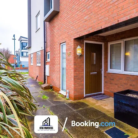 3 Bedroom House By Nyos Short Lets & Serviced With Parking *