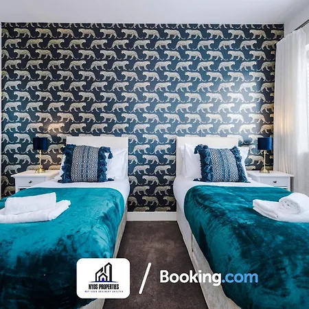 3 Bedroom House By Nyos Short Lets & Serviced With Parking Holiday home *