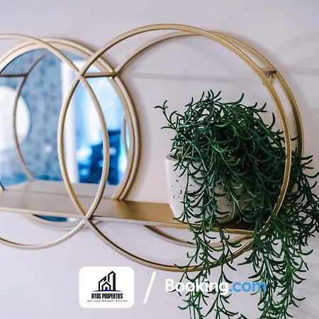 Holiday home 3 Bedroom House By Nyos Short Lets & Serviced With Parking