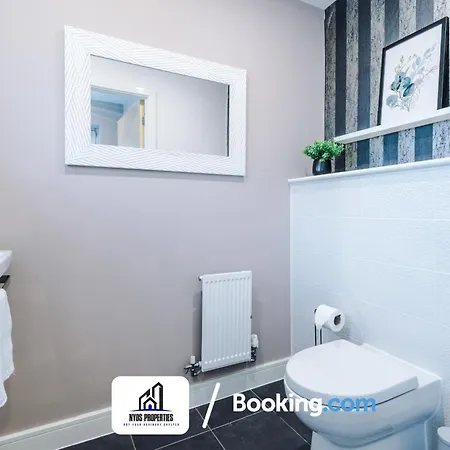 3 Bedroom House By Nyos Short Lets & Serviced With Parking Manchester