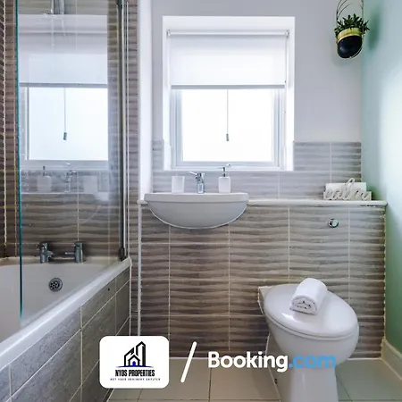 Holiday home 3 Bedroom House By Nyos Short Lets & Serviced With Parking *