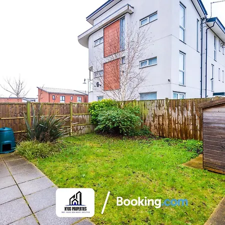 3 Bedroom House By Nyos Short Lets & Serviced With Parking Holiday home Manchester