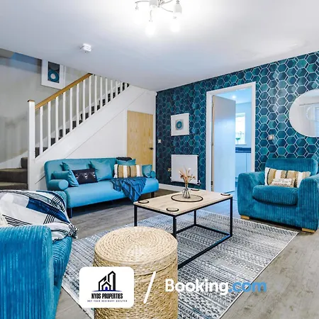 3 Bedroom House By Nyos Short Lets & Serviced With Parking Holiday home