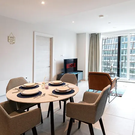 Modern 2 Bedroom City Centre W Balcony Apartment *