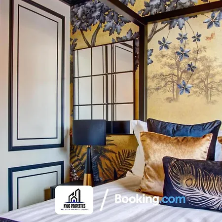 3 Bedroom By Nyos Short Lets & Serviced With Garden *