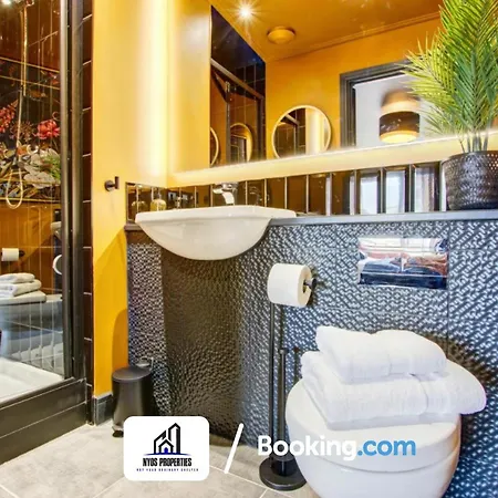 3 Bedroom By Nyos Short Lets & Serviced With Garden Ferienhaus