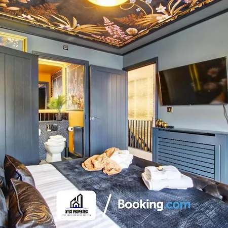 3 Bedroom By Nyos Short Lets & Serviced With Garden Holiday home