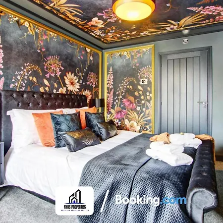 3 Bedroom By Nyos Short Lets & Serviced With Garden Ferienhaus *