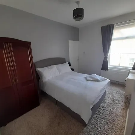 Stylish 4 Bed House - 15 Min To Centre *