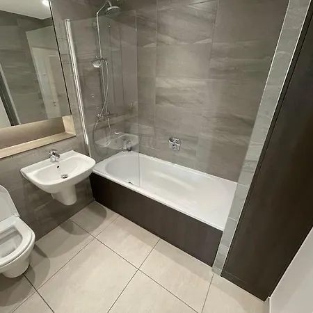 Modern 2-bed Flat In Centre *