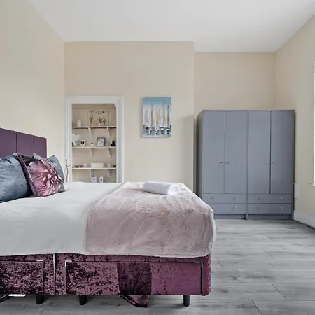 펜션 4 Bedroom House Near Centre Sleeps 10 *