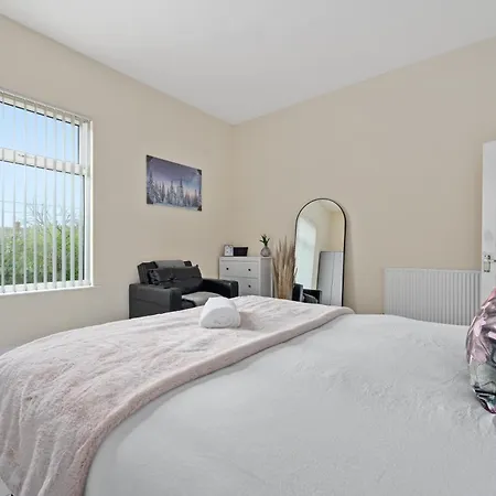 Ferienhaus Modern 4br In M11, Close To Etihad Stadium Sleeps 11 *