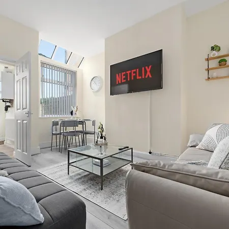 4 Bedroom House Near Centre Sleeps 10 펜션 맨체스터