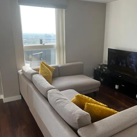 2 Bed Penthouse Apt W Balcony & Views