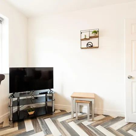 Cosy & Compact In Swinton