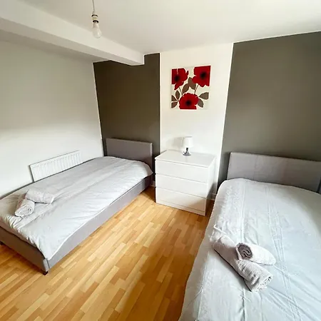 아파트 Spacious And Cosy Entire Flat *