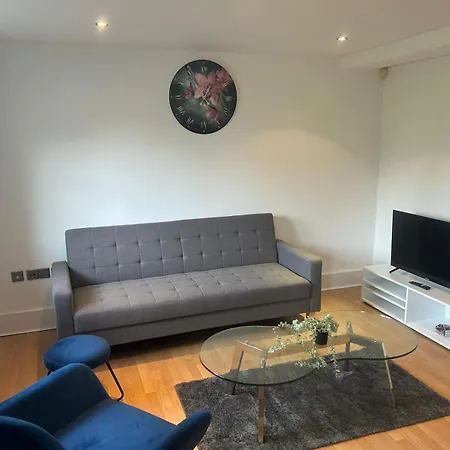 Spacious And Cosy Entire Flat 아파트