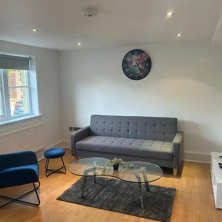 아파트 Spacious And Cosy Entire Flat