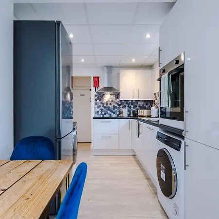4 Bedroom Victorian House 펜션 맨체스터