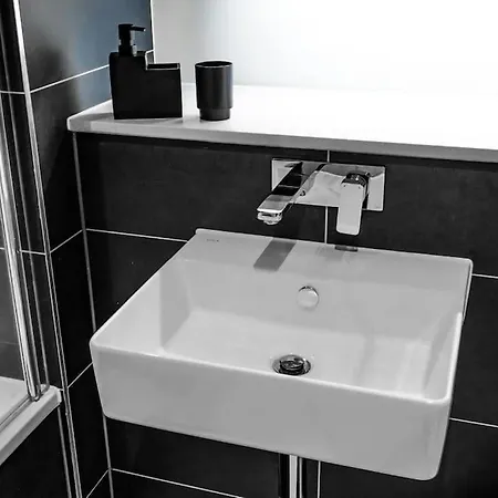 Classy 2-br, 3-bath Sleeps 5, High Speed Unlimited Wifi Manchester