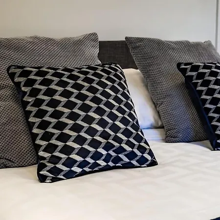 Classy 2-br, 3-bath Sleeps 5, High Speed Unlimited Wifi Manchester