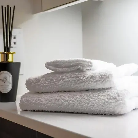 Appartamento Classy 2-br, 3-bath Sleeps 5, High Speed Unlimited Wifi *