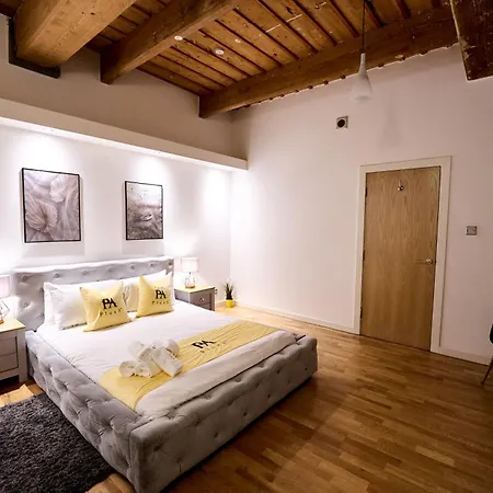 Pluxa Citronella -2 Floors Of Football Location With Workspace Appartement Manchester