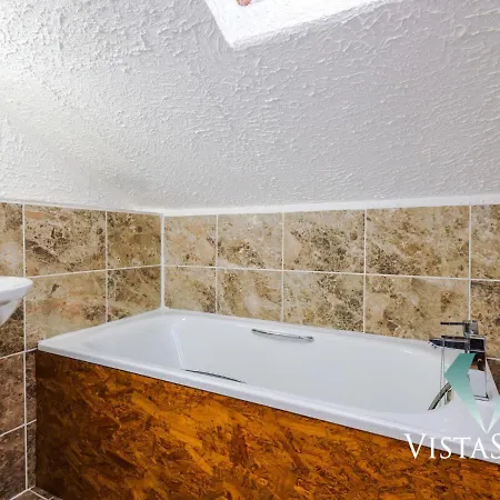 Spacious 4bdr House By Vista Short Lets & Serviced With Driveway Parking & Pool Table マンチェスター