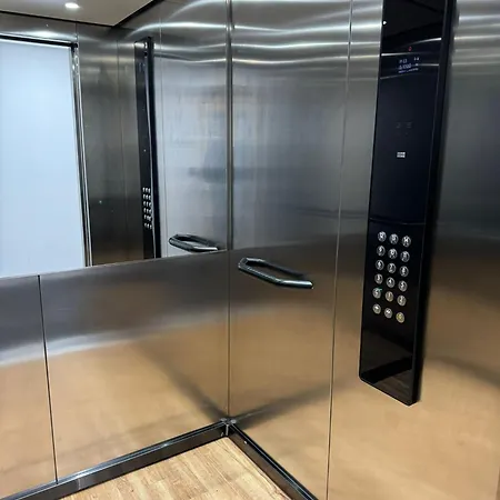 Penthouse Height Flat, View Balcony, Quiet, Free Wifi, Gym & Minimalistic *