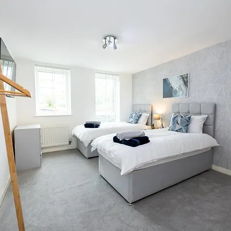 Apartamento Near Centre, Etihad, Coop Live *